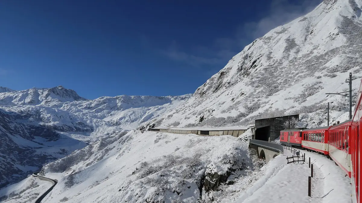 A train at the Oberalp Pass in winter